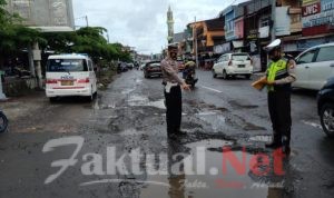 Pasca Terjadinya Hujan Lebat, Kanit Diyaksa Sat Lantas Polres Gowa Survey Jalan Rusak