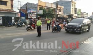 Personil Satlantas Polres Gowa turun Langsung  Mengatur Lalulintas Di Jalan Poros Gowa Takalar