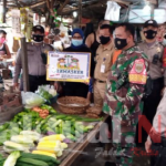 Polsek Metro Tanah Abang bersama Tiga Pilar Berikan 1.200 Masker Gratis