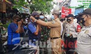 Tiga Pilar Kelurahan Tanjung Priok Distribusikan Ratusan Masker di Pasar Anyar Bahari