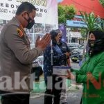 Disiplinkan Warganya, Polres Metro Jakpus Bagikan Masker di Rusun Tangguh Apron Kemayoran