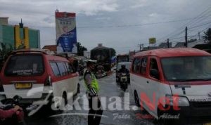Demi Keselamatan Pengguna Jalan, Polantas Gatur di Lokasi Banjir Depan RS. Hermina Ciruas
