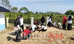 Komunitas Pijay Gleeh Edukasi Siswa Difabel Menanam Pohon