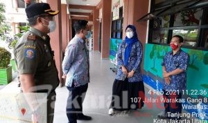 Satpol PP Kelurahan Warakas Awasi Pembagian BST