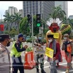 Polsek Metro Tanah Abang Libatkan Ondel-Ondel Bagikan Masker di Pasar Tanah Abang, Pemukiman Warga, dan Jalan Raya