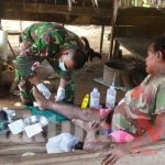 Satgas Pamtas Yonif 611 Awl Berikan Pengobatan Warga Papua