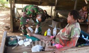 Satgas Pamtas Yonif 611 Awl Berikan Pengobatan Warga Papua