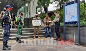 “Jakarta Bermasker” Polsek Metro Tanah Abang Berikan Masker di Pasar Palmerah, MRT, dan Pemukiman