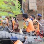 Kapolda Jatim Tinjau Posko Kesehatan di Jombang, Serta Berikan Bantuan Sosial ke Korban Banjir