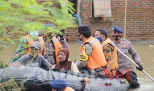 Kapolda Jatim Tinjau Posko Kesehatan di Jombang, Serta Berikan Bantuan Sosial ke Korban Banjir