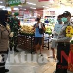 Sertu Sarmin dan Binmas Polresta Surakarta Kawal Edukasi Penerapan PPKM di Lotte Mart