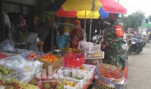 Babinsa Sambangi Pasar Tradisional Gencarkan Penerapan Prokes 5M