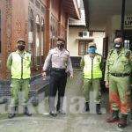 Tekan Angka Covid-19 Babinsa Kelurahan Jayengan Cek Data Posko PPKM Berbasis Mikro