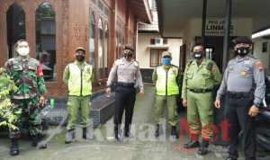 Tekan Angka Covid-19 Babinsa Kelurahan Jayengan Cek Data Posko PPKM Berbasis Mikro