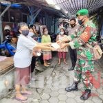 Serma Yudhi W dan Bhabinkamtibmas Kratonan Sosialisasi PPKM dan Berbagi Masker di Warga Binaannya