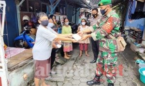 Serma Yudhi W dan Bhabinkamtibmas Kratonan Sosialisasi PPKM dan Berbagi Masker di Warga Binaannya