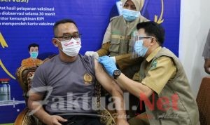 Kapolres Takalar Terima Vaksin Covid-19 Tahap Kedua
