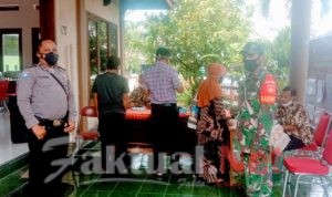 Babinsa dan Bhabinkamtibmas Serengan Amankan Pencairan BST Tahap Sebelas