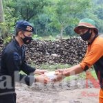 Personel Den Gegana Brimob Banten Bagikan Nasi Kotak