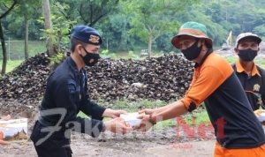 Personel Den Gegana Brimob Banten Bagikan Nasi Kotak