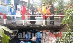 Kapolsek Johar Baru Bersama Tiga Pilar Gerebek Lumpur Sekitar Kali Sentiong Kecamatan Johar Baru