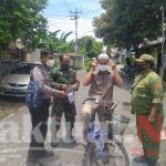 Babinsa dan Bhabinkamtibmas Kemlayan Susuri Jalan Kampung Sambil Sosialisasikan PPKM dan Bagikan Masker