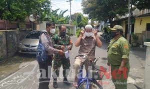 Babinsa dan Bhabinkamtibmas Kemlayan Susuri Jalan Kampung Sambil Sosialisasikan PPKM dan Bagikan Masker