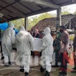 Babinsa Himbau Warga Mematuhi Prokes Saat Prosesi Pemakaman