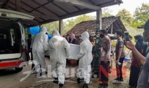 Babinsa Himbau Warga Mematuhi Prokes Saat Prosesi Pemakaman