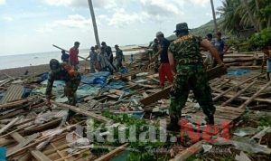 Akibat Puting Beliung, Anggota Kodim 1411 Bantu Warga Bersihkan Puing Rumah