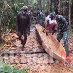 Satgas Pamtas RI-PNG Yonif 611 Awang Long Buat Perahu Tradisional