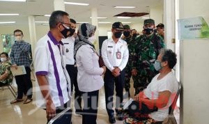 SEKO Jakarta Barat Tinjau Langsung Vaksinasi Masal Lansia di TSI Semanan Kalideres