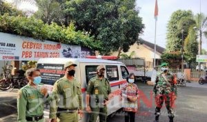Babinsa, Lurah dan Linmas Kratonan Antar Warganya Untuk Swab