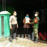 Babinsa Jayengan Distribusikan Sembako TNI – POLRI bagi Masyarakat yang Terdampak Covid -19