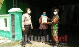 Babinsa Jayengan Distribusikan Sembako TNI – POLRI bagi Masyarakat yang Terdampak Covid -19