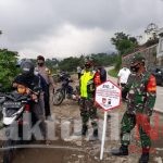 Sukseskan Program PPKM Mikro, Petugas Bagikan Masker Gratis