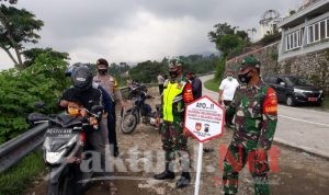 Sukseskan Program PPKM Mikro, Petugas Bagikan Masker Gratis