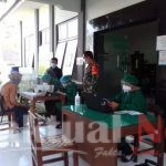 Babinsa Kelurahan Danukusuman Pantau Pelaksanaan Suntik Vaksin Sinovac