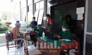 Babinsa Kelurahan Danukusuman Pantau Pelaksanaan Suntik Vaksin Sinovac