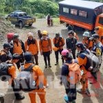 Kapolsek Tompobulu dan Tim SAR Evakuasi Pendaki yang Kecelakaan di Gunung Lompobattang