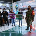 Peran Aktif Babinsa Kemlayan Dalam Operasi Yustisi PPKM di Mall Matahari Singosaren Plaza