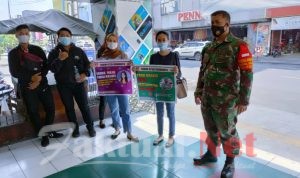 Peran Aktif Babinsa Kemlayan Dalam Operasi Yustisi PPKM di Mall Matahari Singosaren Plaza