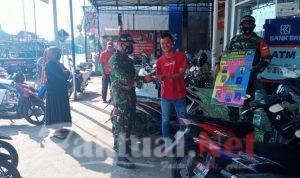 Koramil 01/Sukoharjo Berikan Himbauan 5M Dan Bagikan Masker, Untuk Kendalikan Covid-19