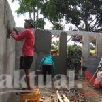 Babinsa Koramil 0216/Ciruas Perbaiki Rumah Warga Di Kampung Pabuaran