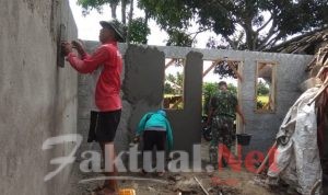 Babinsa Koramil 0216/Ciruas Perbaiki Rumah Warga Di Kampung Pabuaran