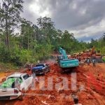 Akibat Hujan Lebat Jalan Trans Papua Simpati Rusak Parah, PT APM Turun Tangan.