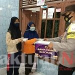 Peduli Sesama, Polres Kepulauan Seribu Bagikan Makan Sahur Gratis Ke Warga