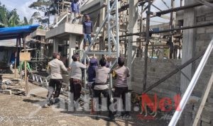 Polri Ciptakan Kebersamaan Dengan Masyarakat Membangun Gereja