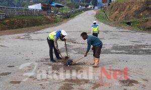 Peduli Lingkungan dan Keselamatan Pengendara, Satlantas Polres Tolikara Kerja Bakti Bersihkan Jalan Raya