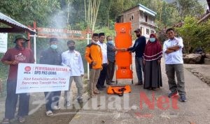 PKS Gowa Serahkan Bantuan Alat Kesehatan dan Perlengkapan Evakuasi Bencana ke BUMDes Wisata Tanralili